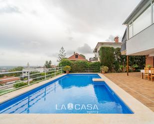 Piscina de Casa o xalet en venda en Castelldefels amb Aire condicionat, Calefacció i Terrassa