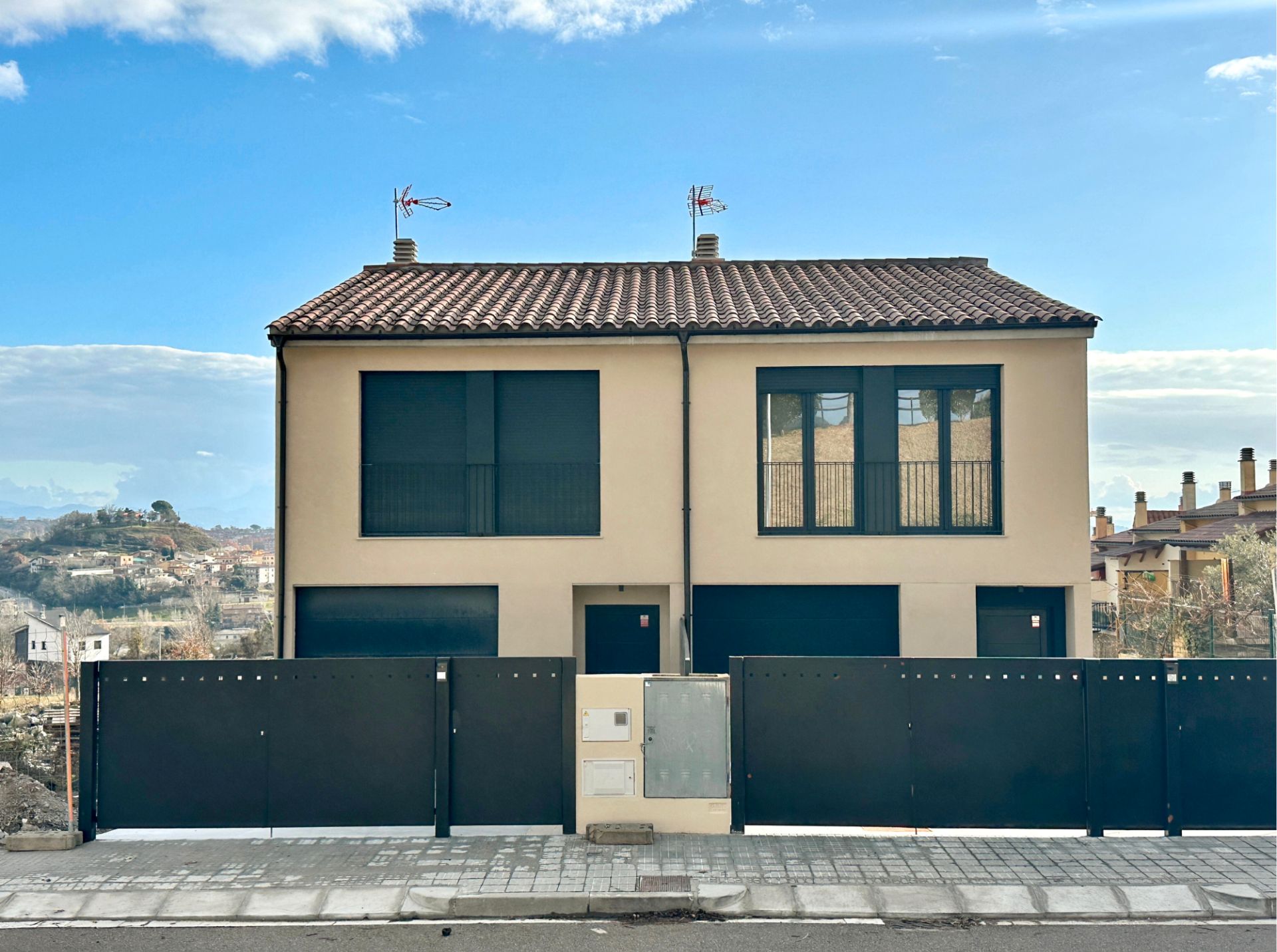 Exterior view of Single-family semi-detached for sale in Torelló  with Heating, Private garden and Oven