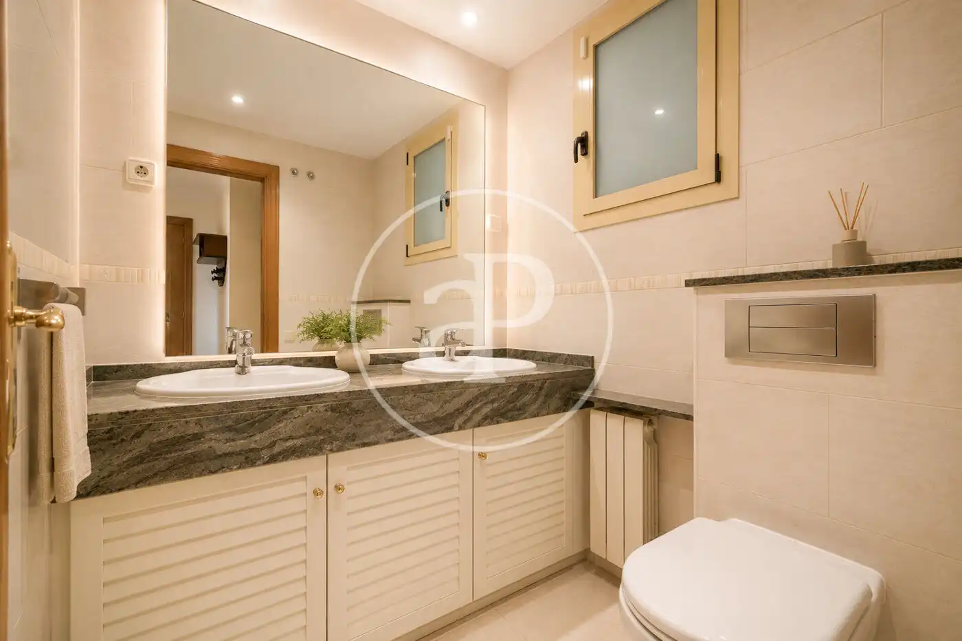 Bathroom of Flat for sale in Barcelona  with Heating and Balcony
