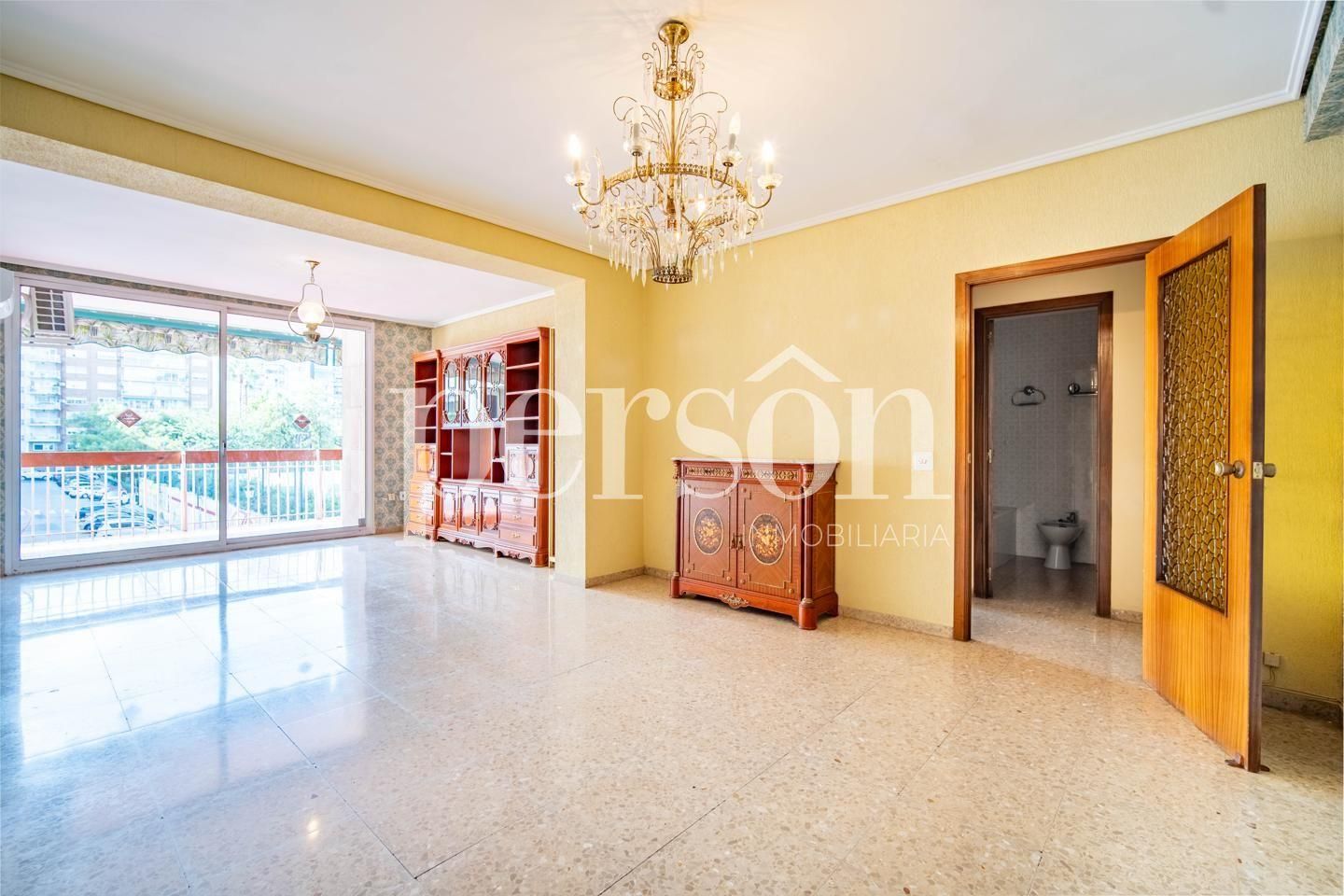 Flat for sale in  Valencia Capital  with Air Conditioner and Terrace