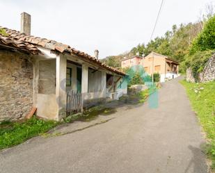 Vista exterior de Casa o xalet en venda en Parres amb Jardí privat