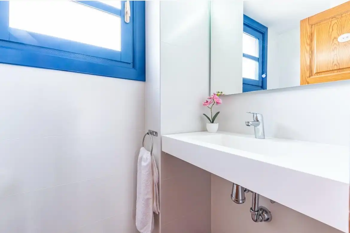 Bany de Casa o xalet en venda en Alicante / Alacant amb Jardí privat, Terrassa i Traster