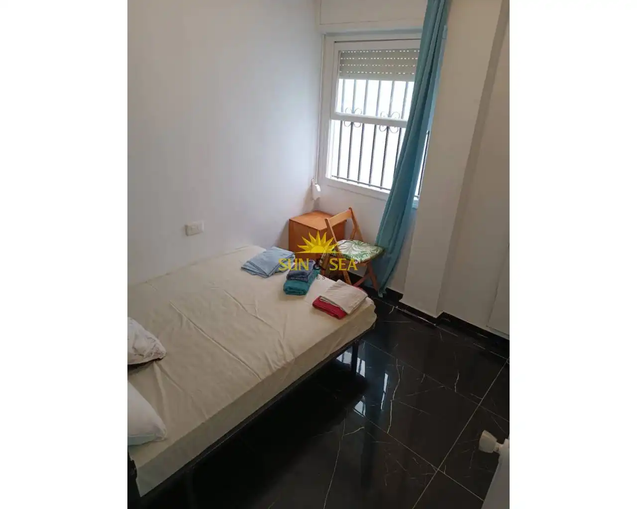 Dormitori de Apartament de lloguer en Torrevieja amb Aire condicionat, Calefacció i Moblat