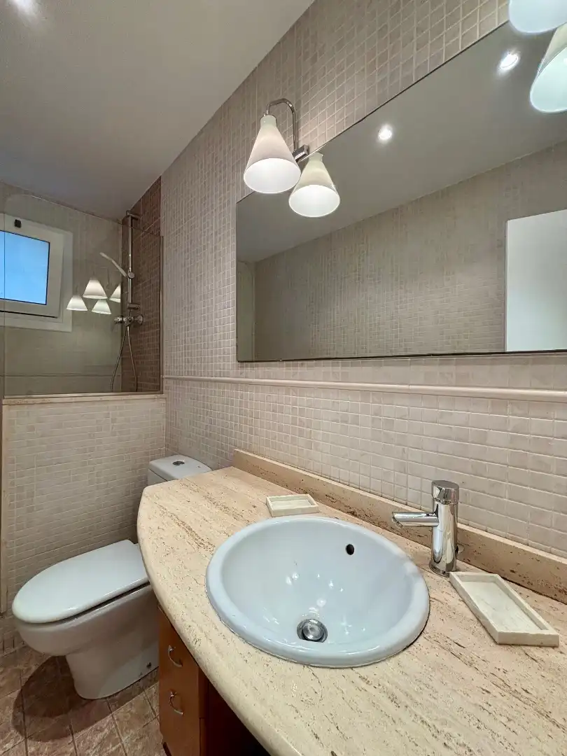 Badezimmer von Dachboden zur Miete in Barcelona mit Klimaanlage, Heizung und Parkett