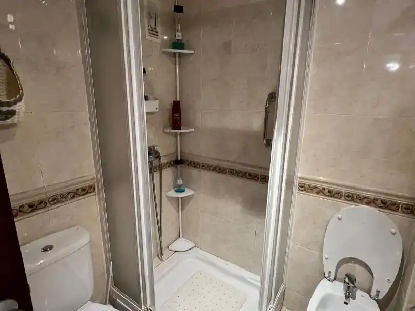 Baño de Piso para compartir en Pla - Carolinas