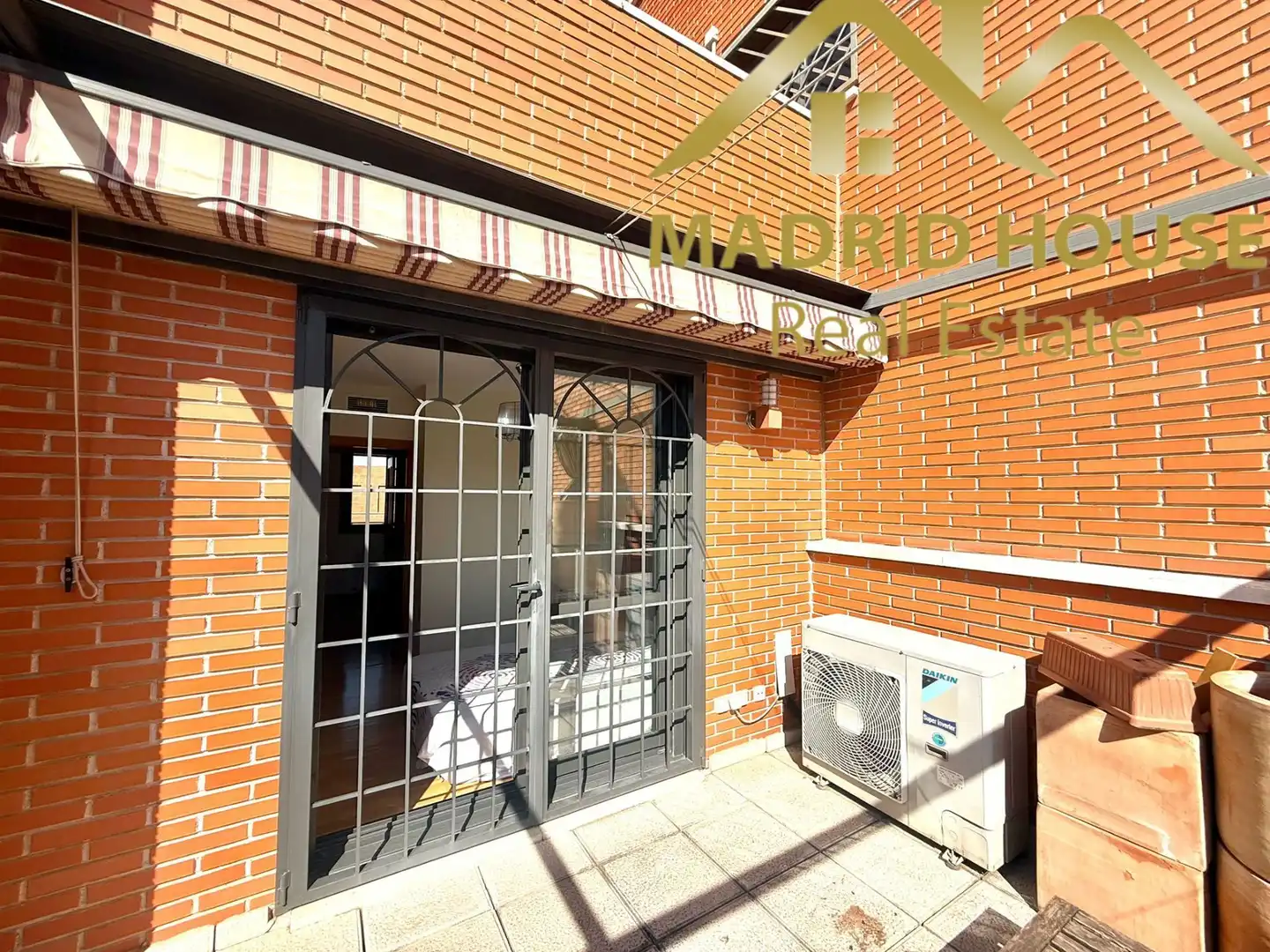 Vista exterior de Àtic en venda en Madrid amb Aire condicionat, Calefacció i Terrassa