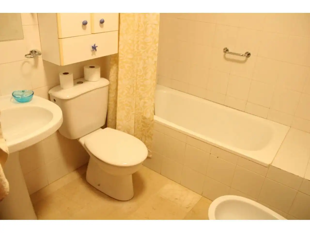Bany de Apartament de lloguer en Almuñécar amb Aire condicionat, Terrassa i Moblat