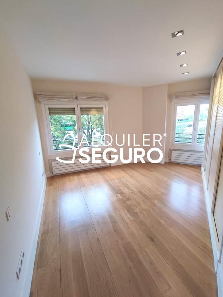 Bedroom of Flat to rent in  Madrid Capital  with Air Conditioner, Heating and Swimming Pool