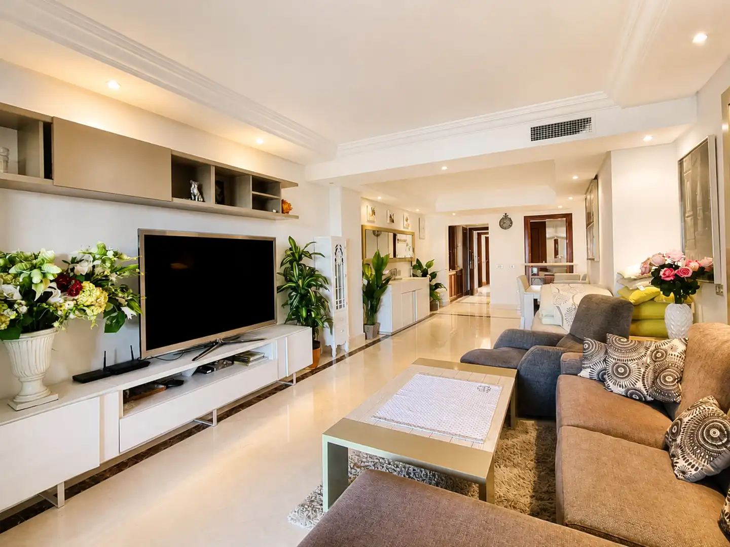 Sala d'estar de Apartament en venda en Estepona amb Aire condicionat, Terrassa i Moblat