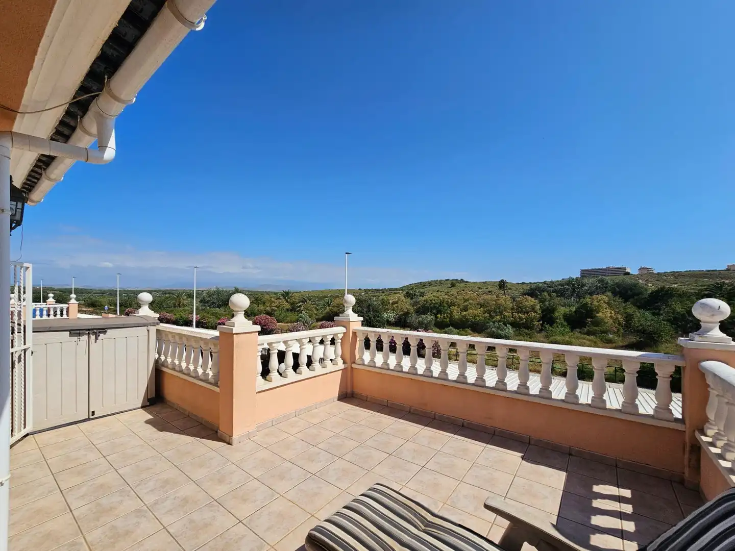 Terrasse von Einfamilien-Reihenhaus zum Verkauf in Santa Pola mit Heizung, Privatgarten und Terrasse