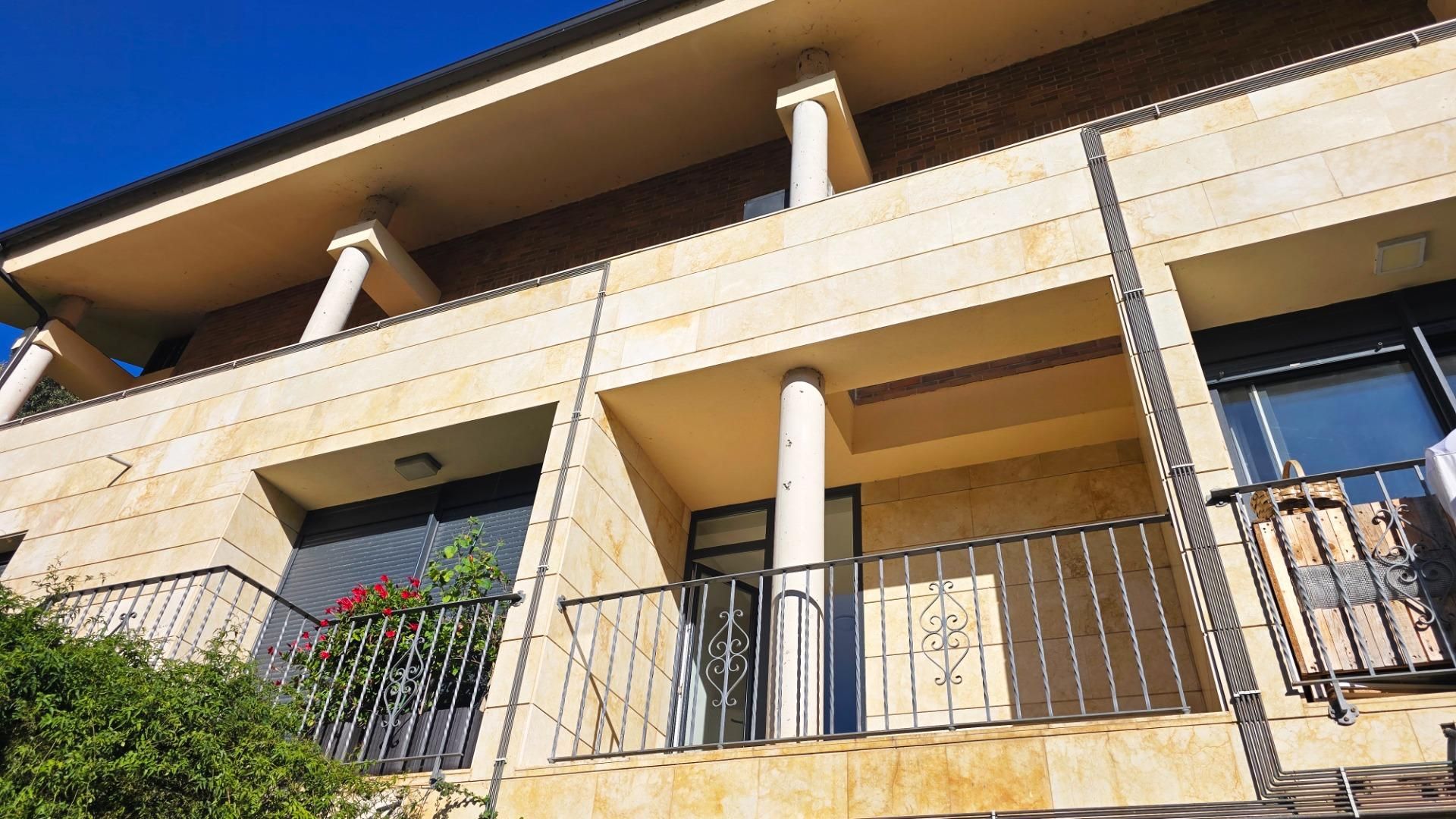 Vista exterior de Dúplex en venda en Alfoz de Lloredo amb Calefacció, Terrassa i Balcó