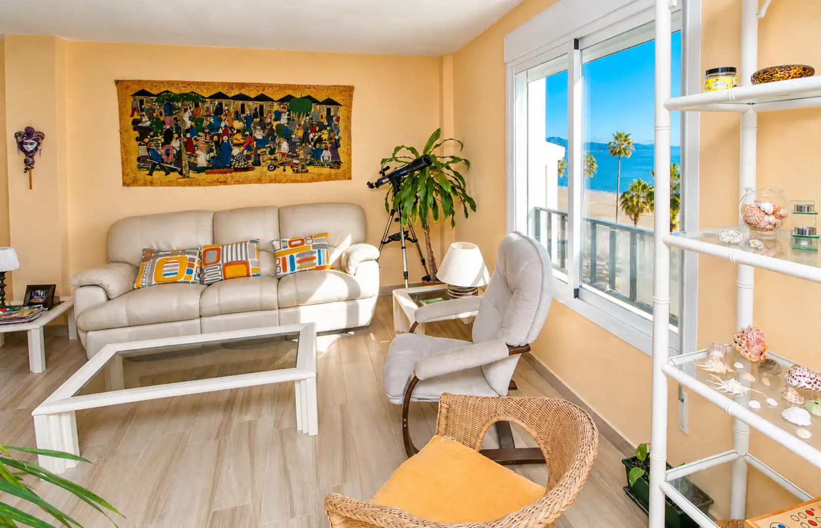 Wohnzimmer von Dachboden zum Verkauf in Manilva mit Klimaanlage, Terrasse und Schwimmbad