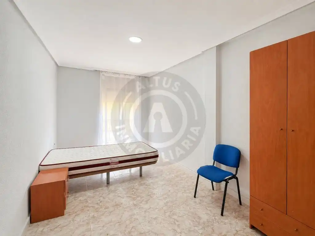 Habitación de Piso de alquiler en Cáceres con Amueblado, Lavadora y Microondas