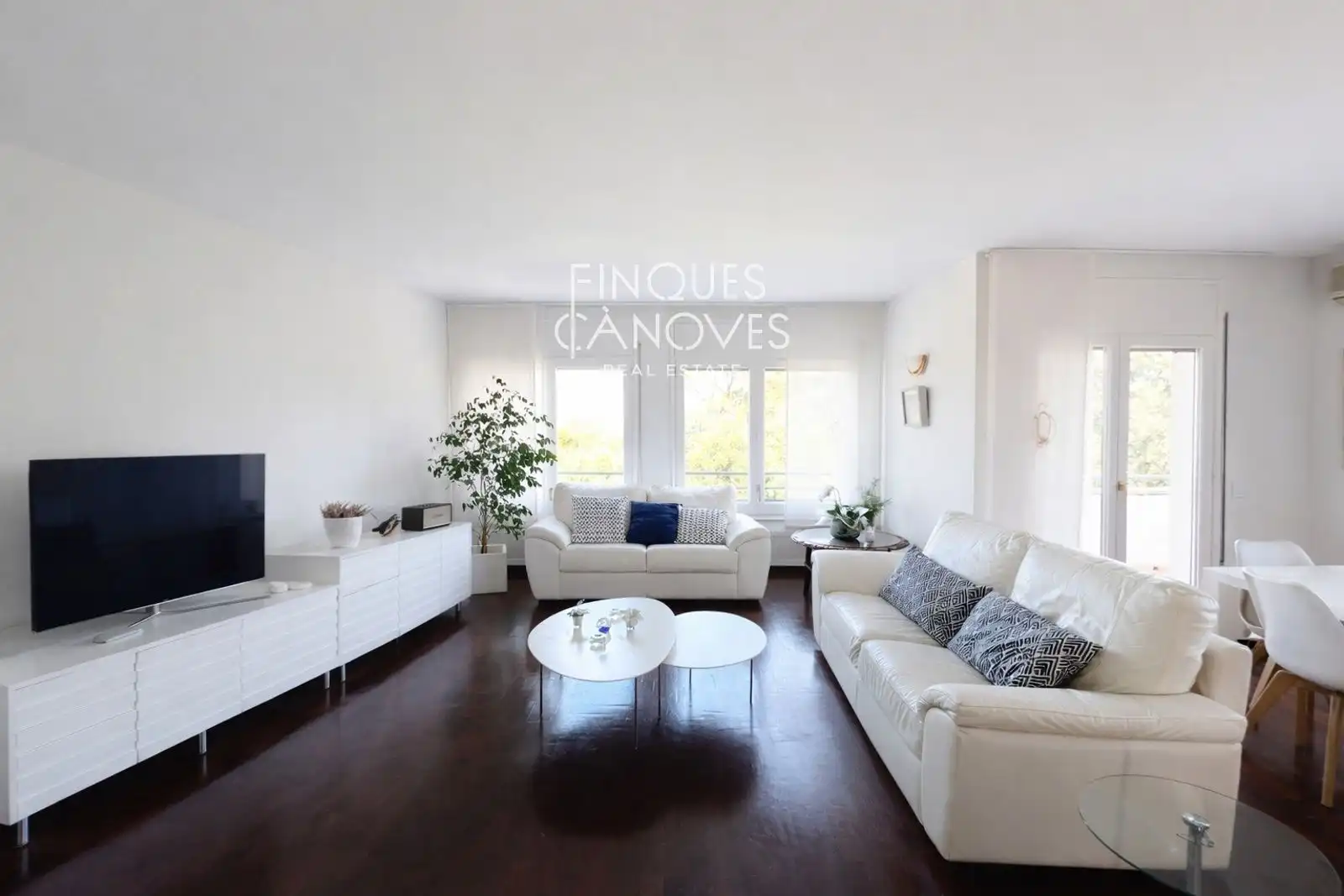 Sala de estar de Casa adosada en venta en Girona con Aire acondicionado, Calefacción y Jardín privado
