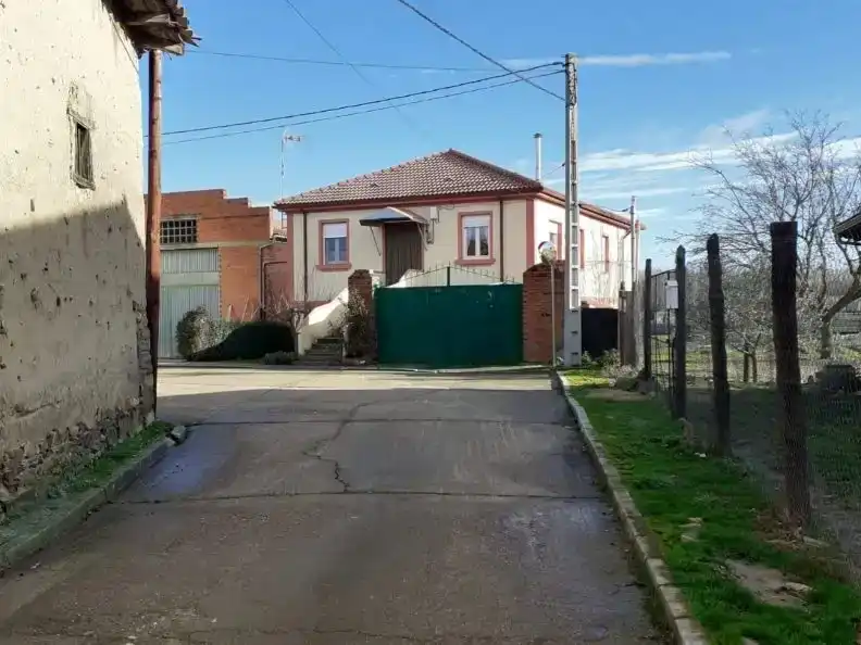 Vista exterior de Casa o xalet en venda en Riego de la Vega