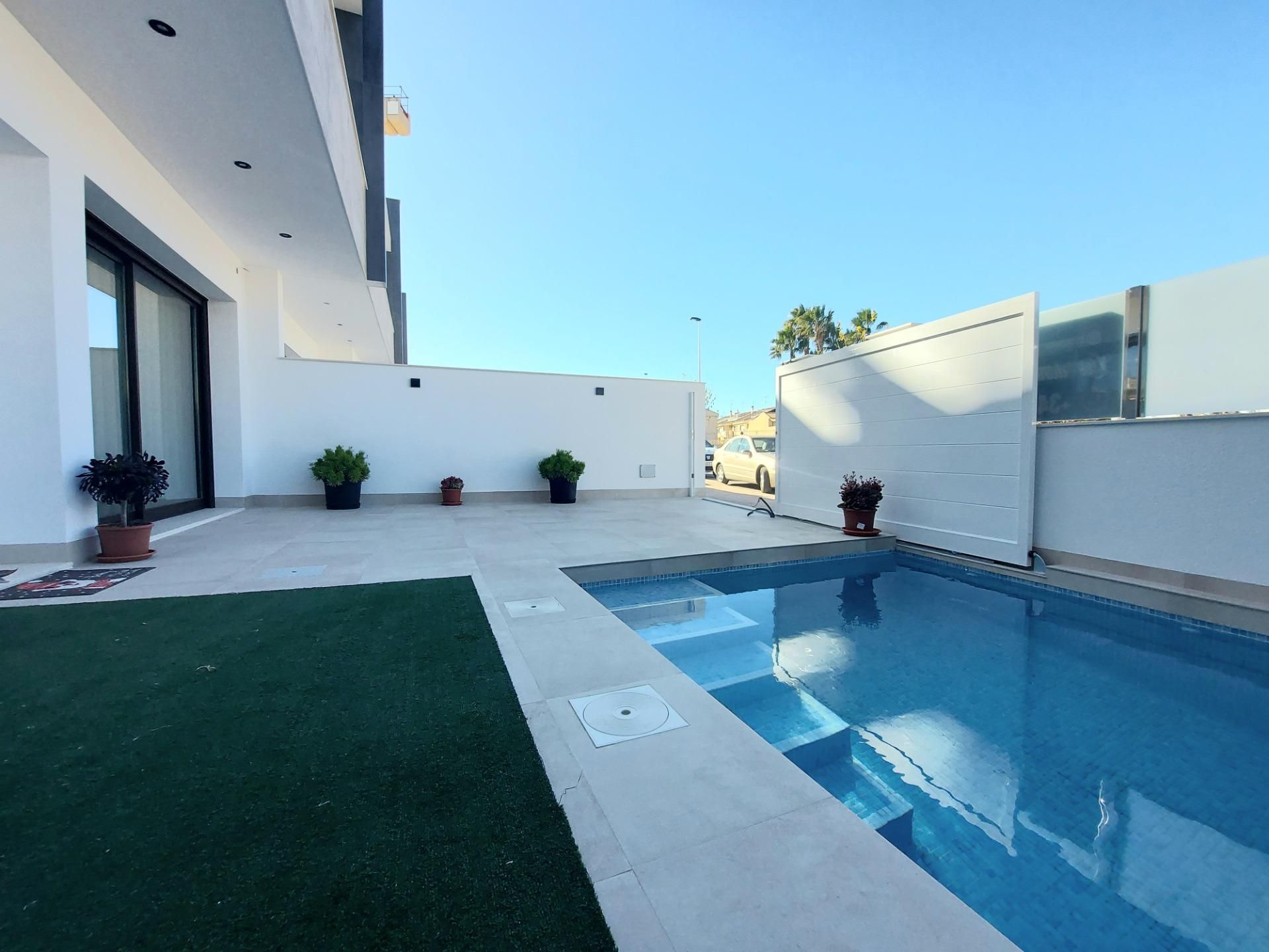 Piscina de Casa adosada en venda en San Pedro del Pinatar amb Calefacció, Jardí privat i Terrassa