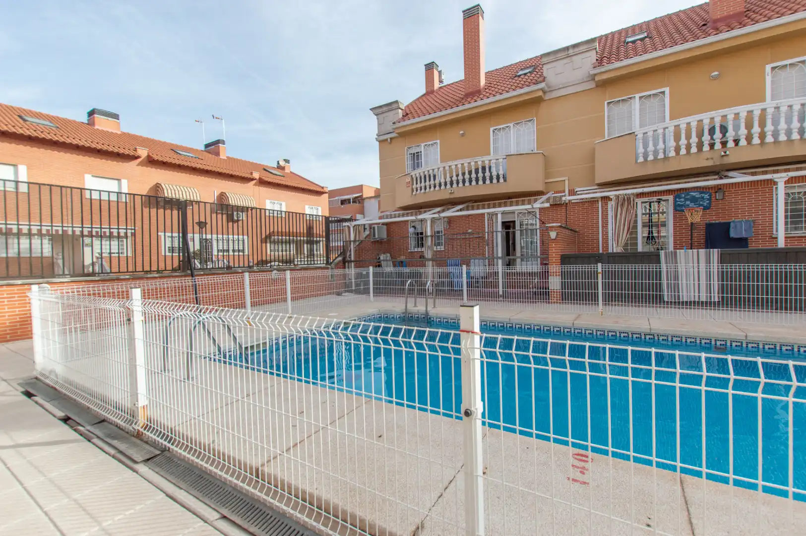 Piscina de Casa adosada en venta en Alcalá de Henares con Aire acondicionado, Calefacción y Terraza