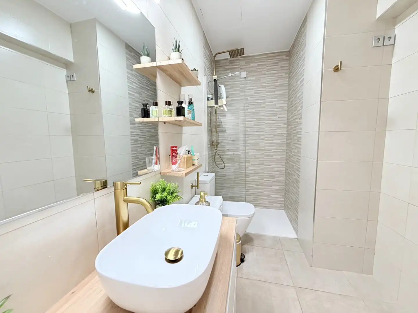 Bathroom of Apartments for rent in Sevilla  with Air Conditioner, Heating and Parquet flooring
