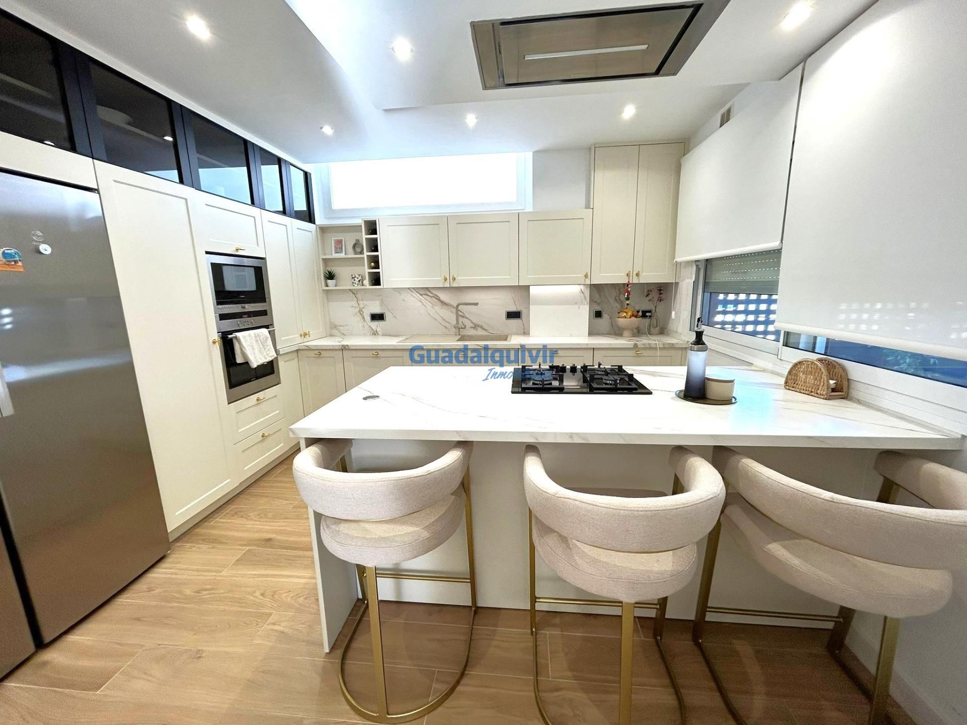 Cuina de Casa adosada en venda en Espartinas amb Aire condicionat, Terrassa i Piscina