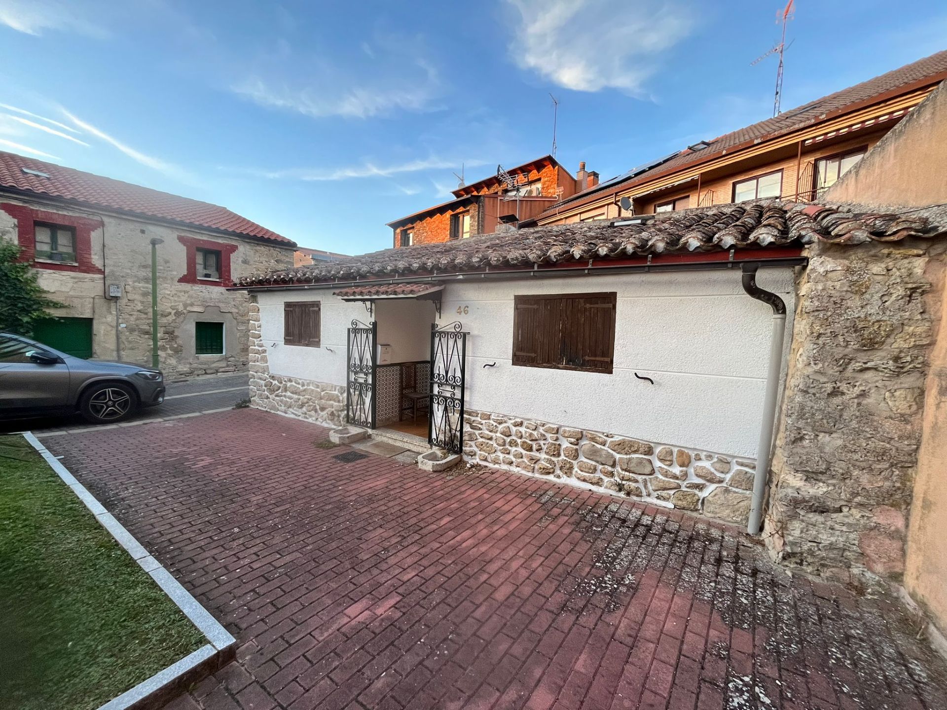 Vista exterior de Casa o xalet en venda en Burgos Capital amb Moblat