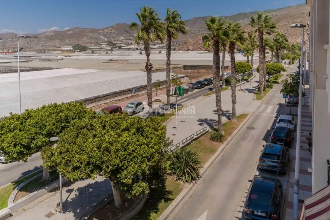Vista exterior de Piso en venta en La Zubia con Terraza