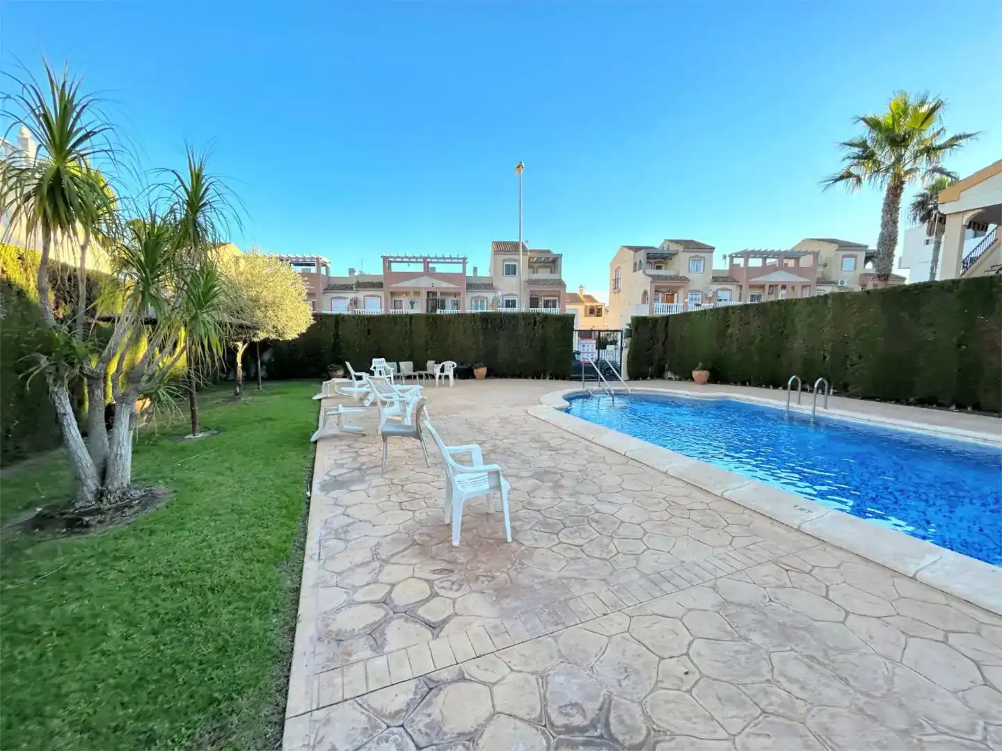 Piscina de Casa adosada en venda en Orihuela amb Aire condicionat, Jardí privat i Piscina
