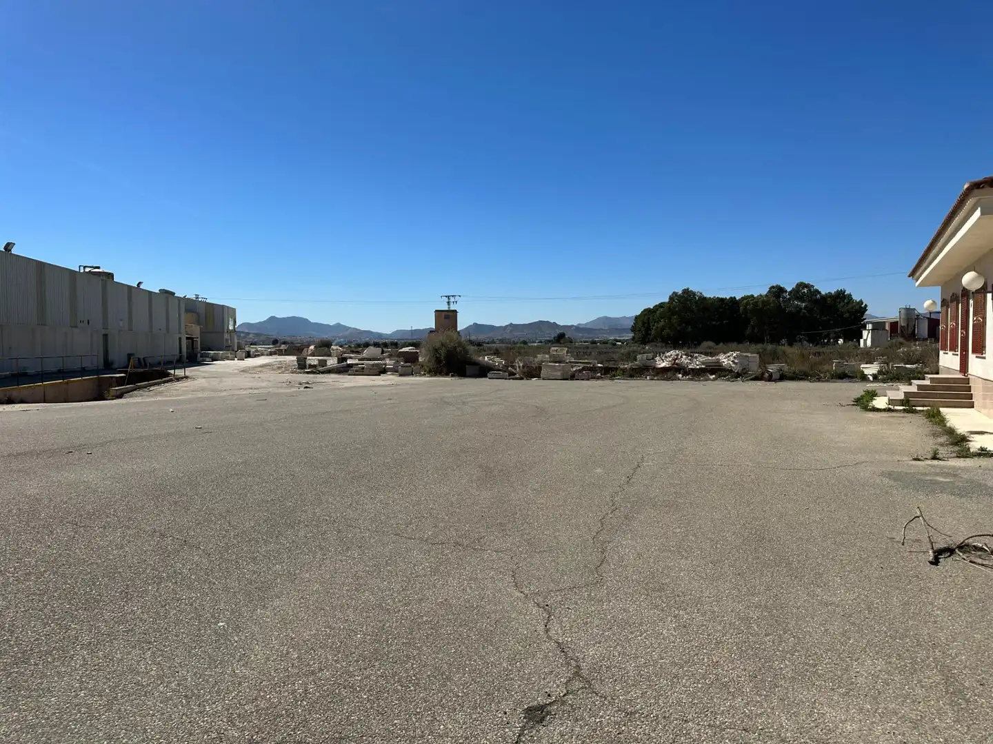 Parkplatz von Fabrikhallen zur Miete in Monforte del Cid