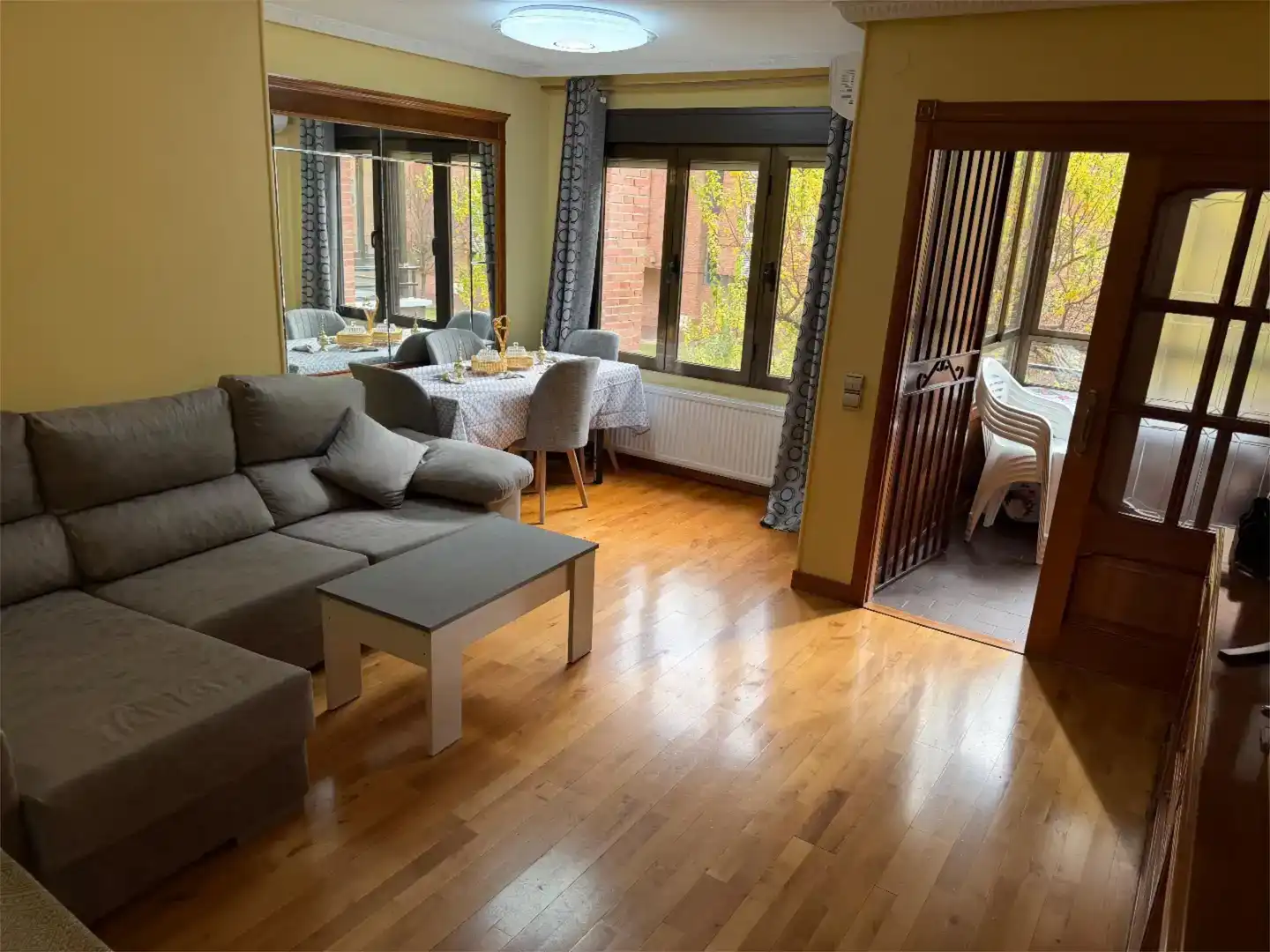 Sala d'estar de Pis en venda en Leganés amb Aire condicionat, Jardí privat i Parquet