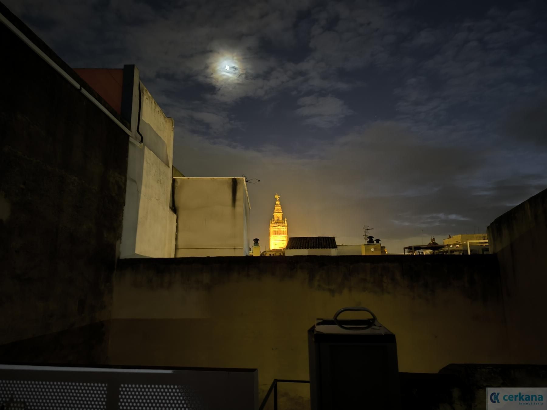 Vista exterior de Estudi en venda en  Sevilla Capital amb Aire condicionat