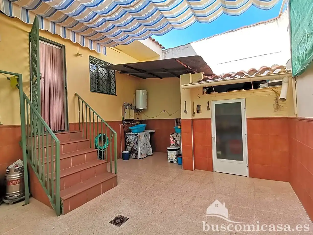 Vista exterior de Casa o xalet en venda en Linares amb Terrassa i Balcó
