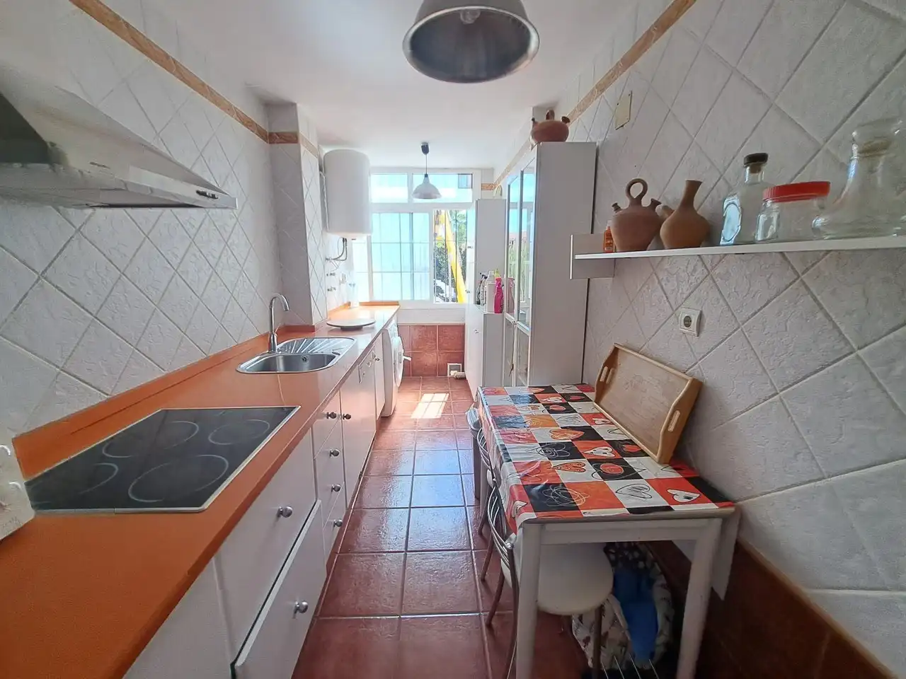 Cuina de Pis de lloguer en Torremolinos amb Aire condicionat, Terrassa i Moblat