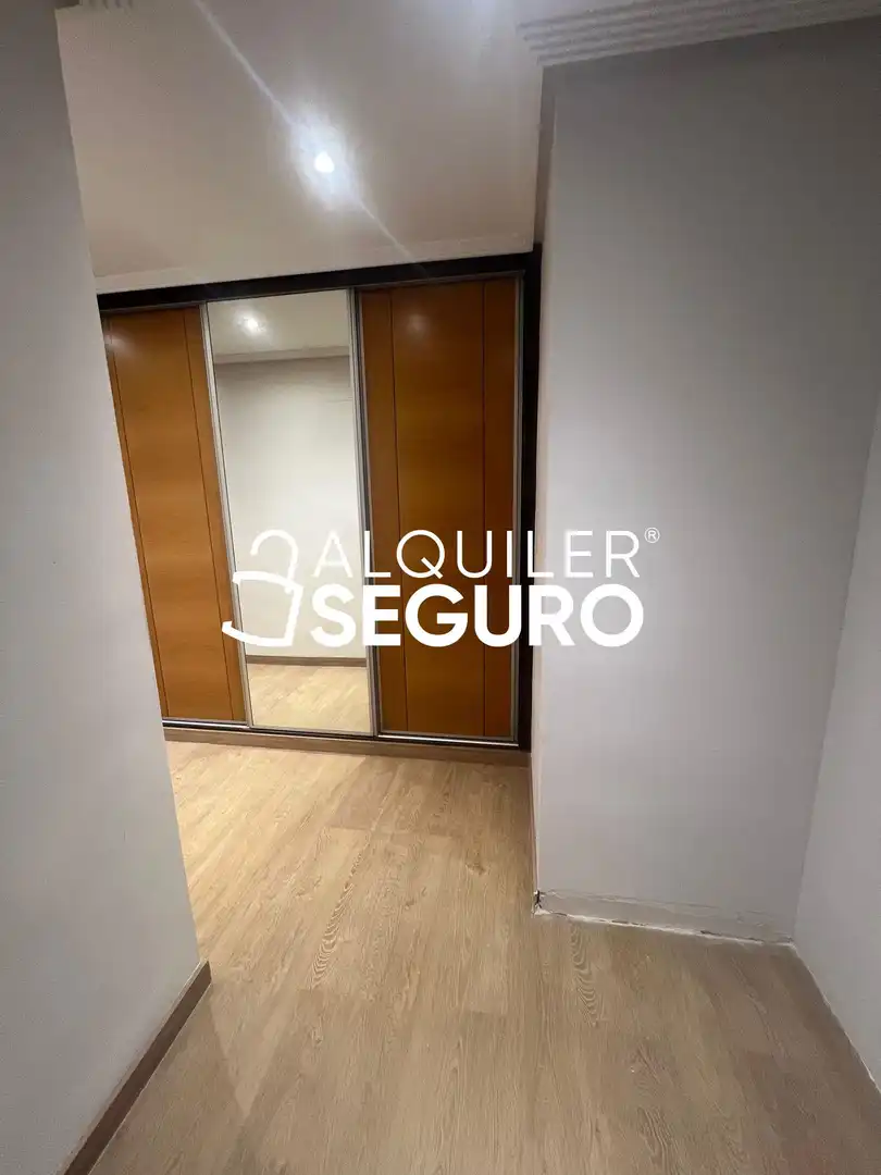 Dormitori de Pis de lloguer en Madrid amb Aire condicionat, Calefacció i Piscina