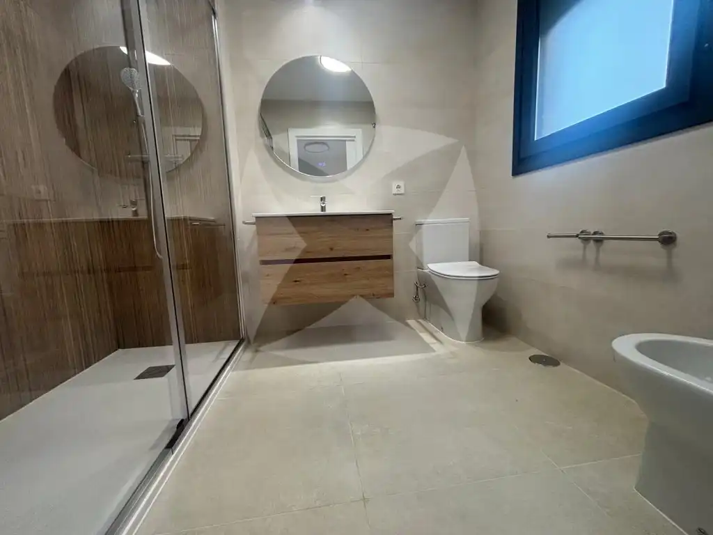 Badezimmer von Wohnung zur Miete in Badajoz mit Klimaanlage, Privatgarten und Terrasse