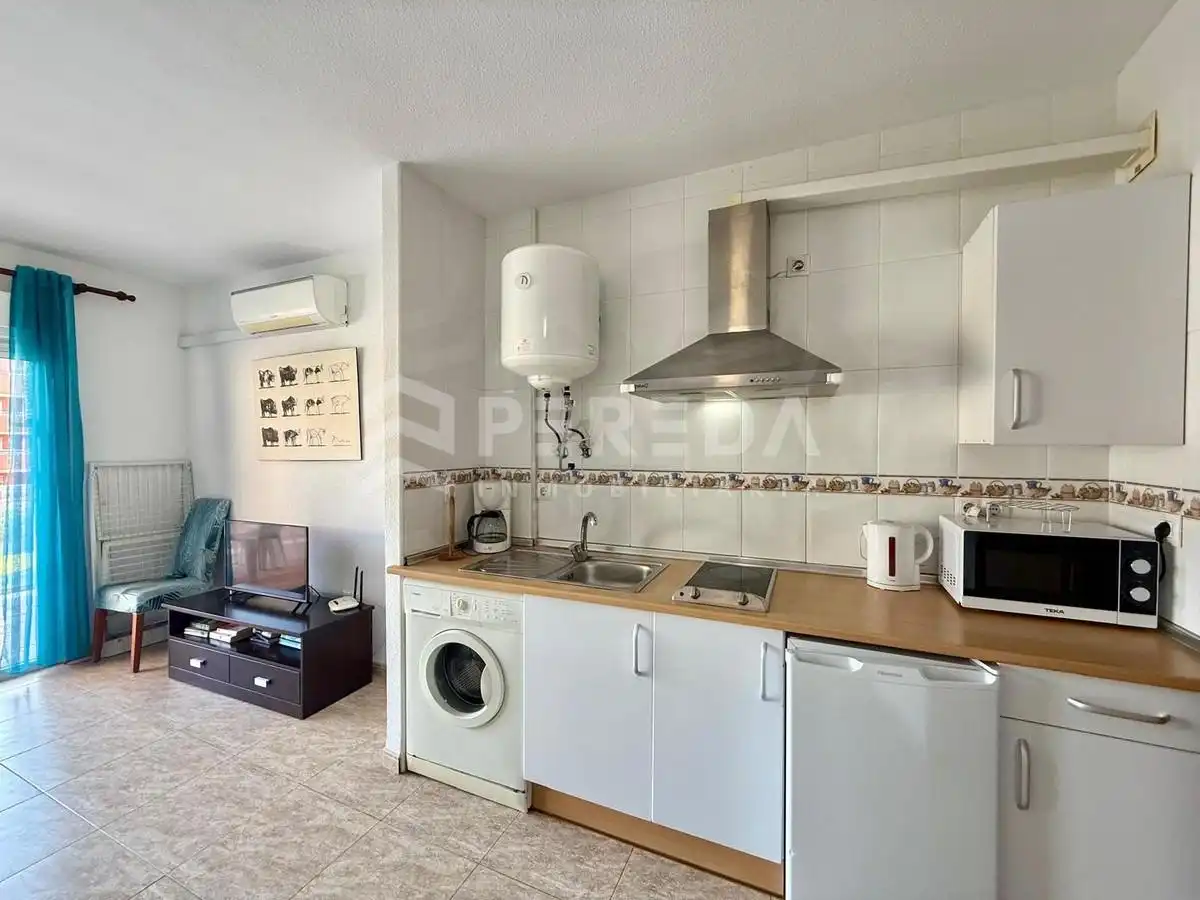 Cuina de Apartament en venda en Roquetas de Mar amb Piscina comunitària
