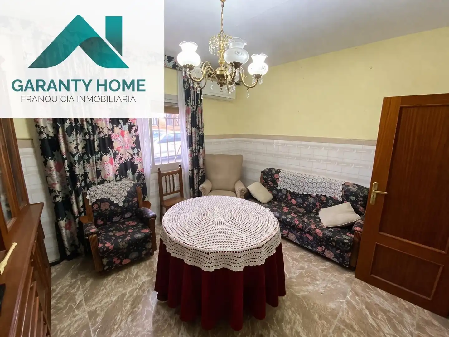 Sala d'estar de Casa o xalet en venda en Torredonjimeno amb Aire condicionat, Terrassa i Traster