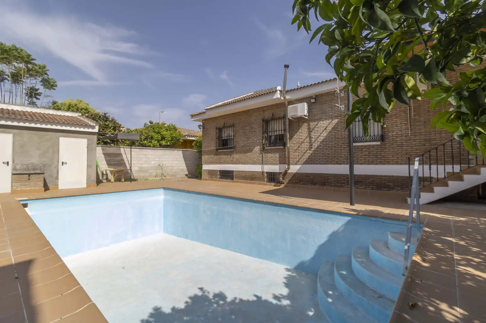 Piscina de Casa o xalet en venda en Gines amb Aire condicionat, Terrassa i Traster