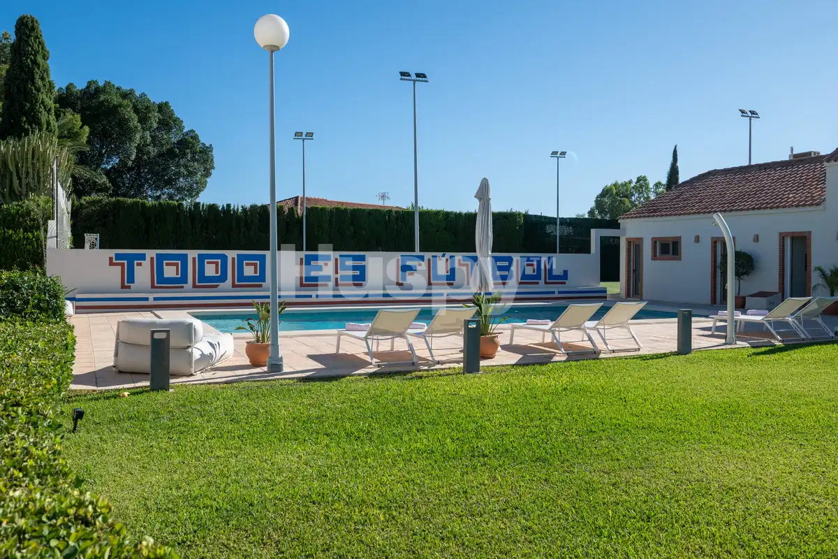 Piscina de Casa o xalet en venda en Elche / Elx amb Aire condicionat, Calefacció i Jardí privat