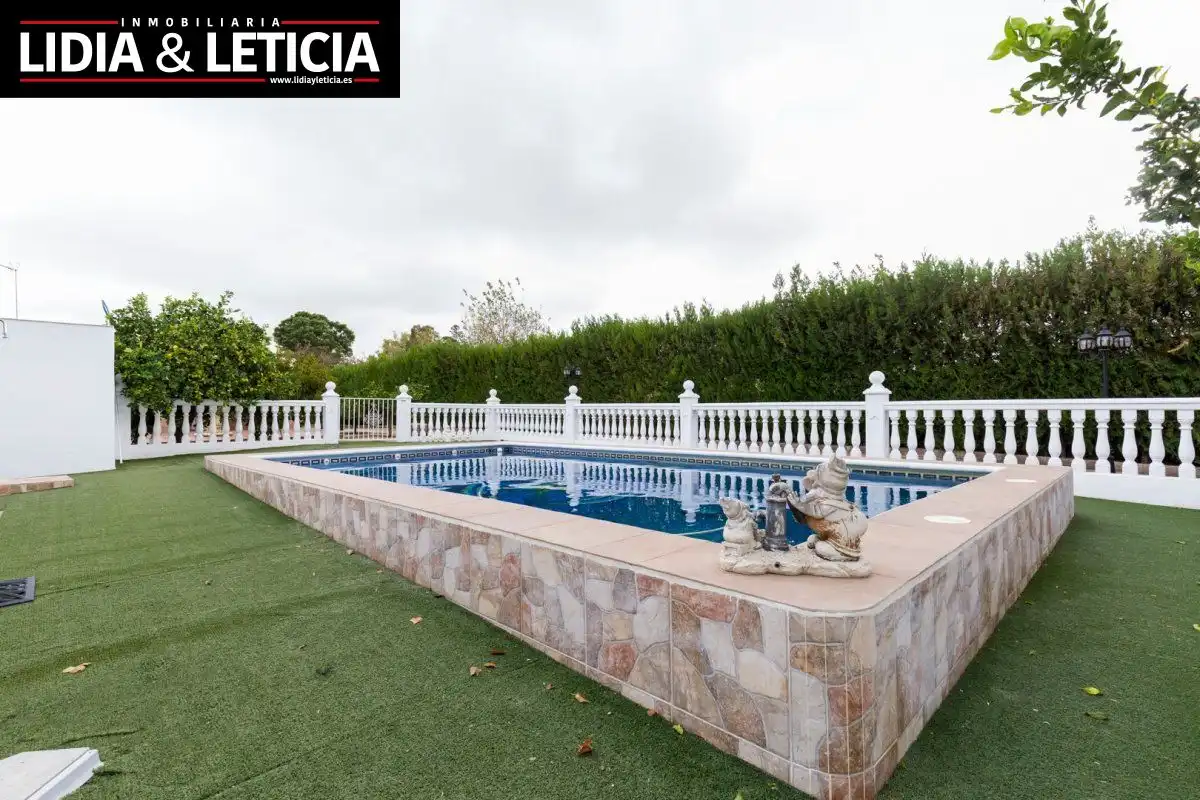 Piscina de Casa o chalet en venta en Alcalá de Guadaira con Aire acondicionado, Calefacción y Jardín privado