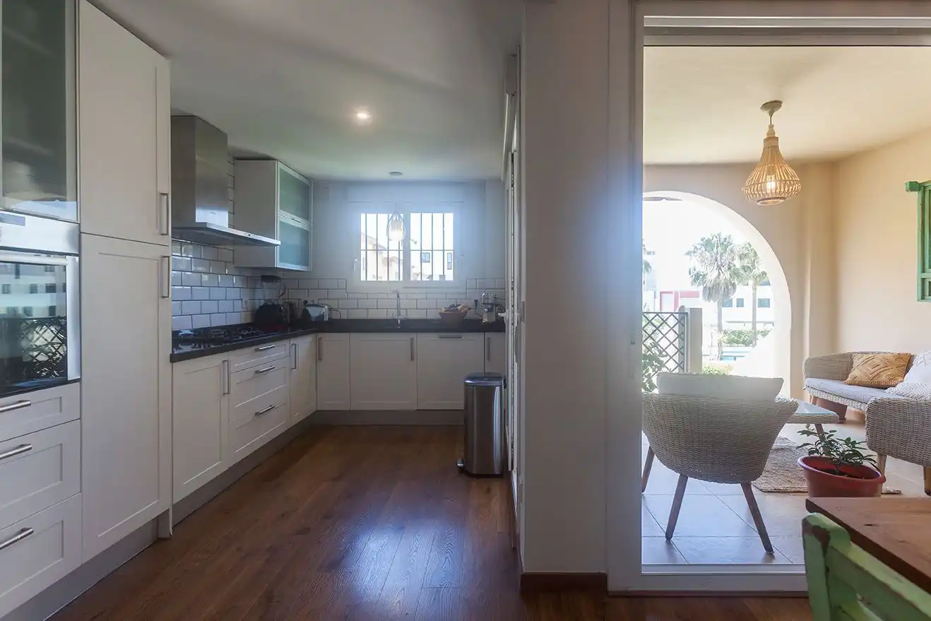 Cocina de Casa adosada en venta en Tarifa con Aire acondicionado, Calefacción y Jardín privado