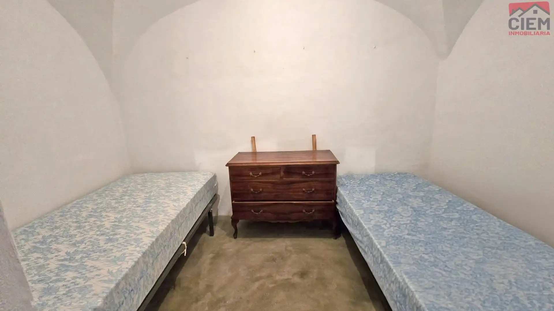 Houses for sale in Escurial  with Storage room and Furnished