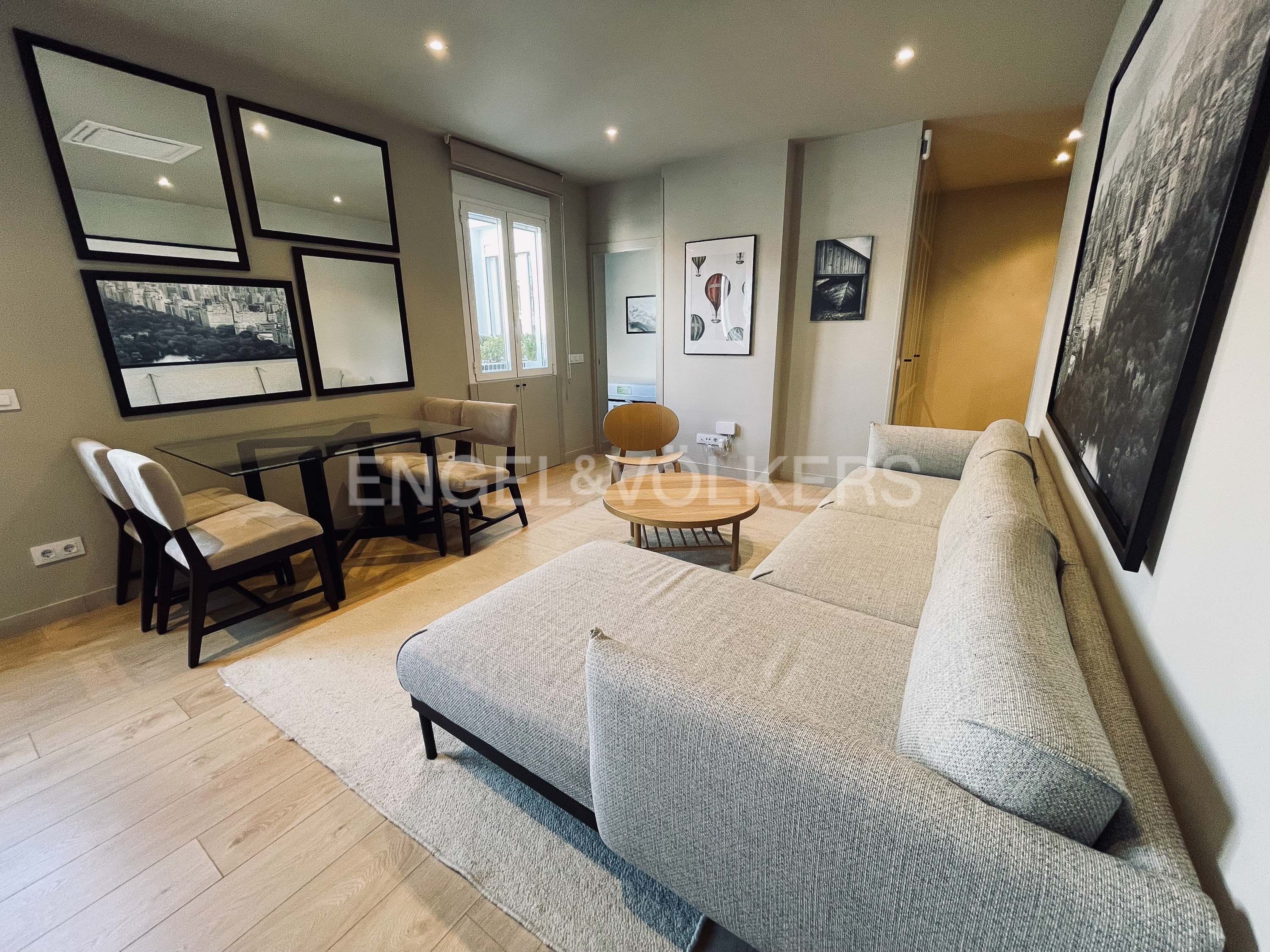 Sala d'estar de Apartament de lloguer en  Madrid Capital amb Aire condicionat, Calefacció i Moblat