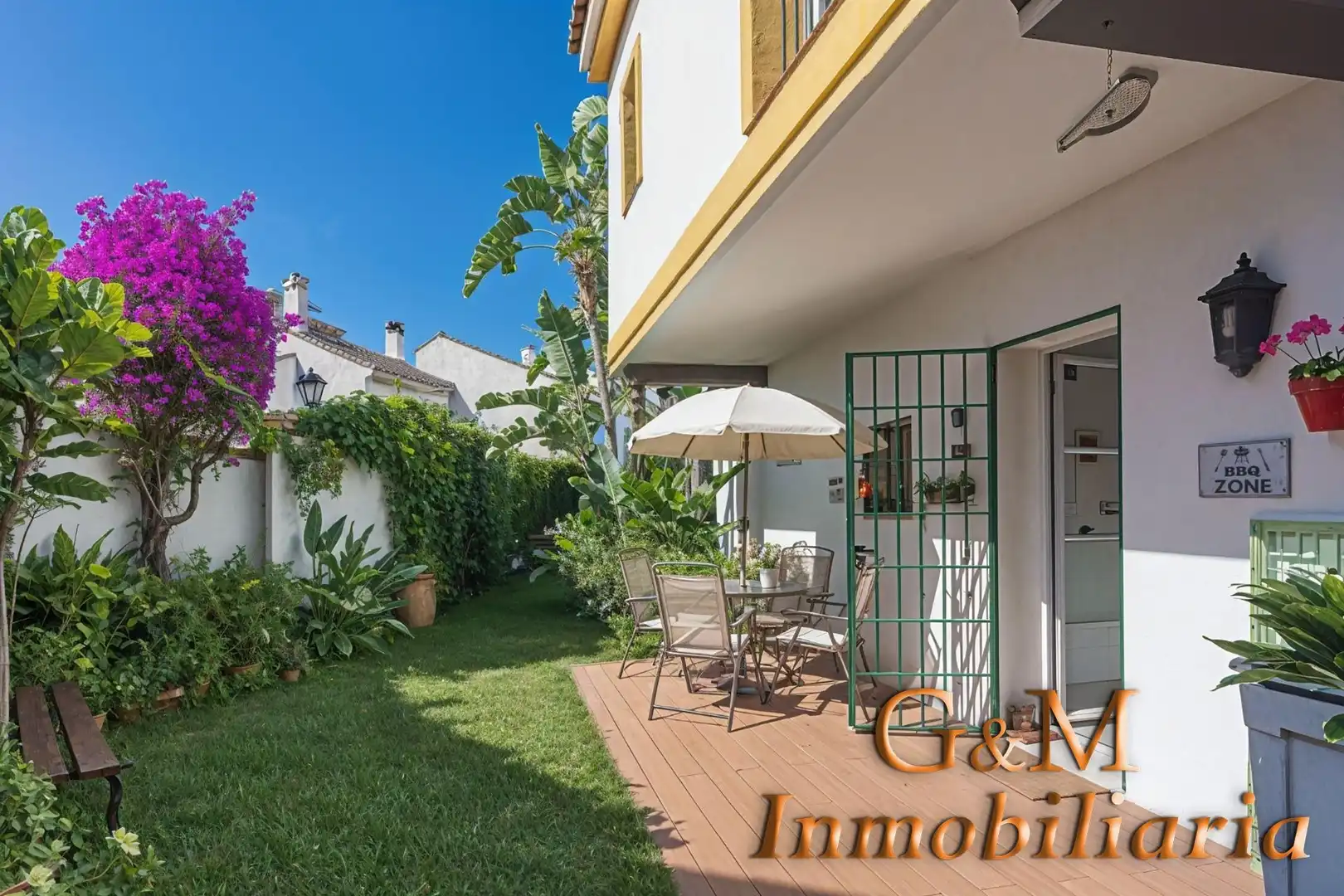 Vista exterior de Casa adosada en venta en Estepona con Jardín privado, Terraza y Balcón