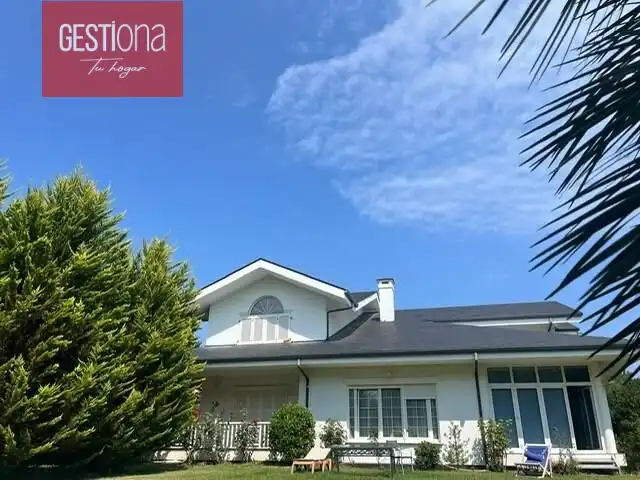 Vista exterior de Casa o xalet en venda en Noja amb Calefacció, Jardí privat i Terrassa