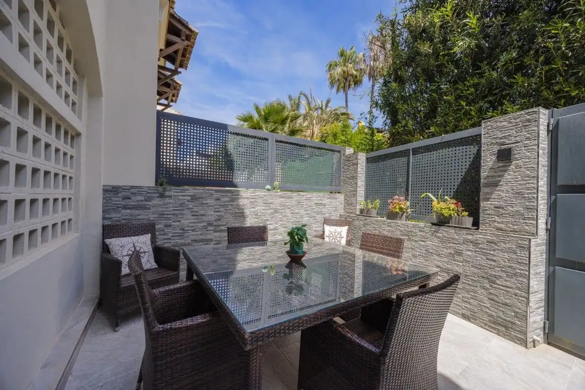 Terrasse von Einfamilien-Reihenhaus zum Verkauf in Marbella mit Klimaanlage, Heizung und Privatgarten