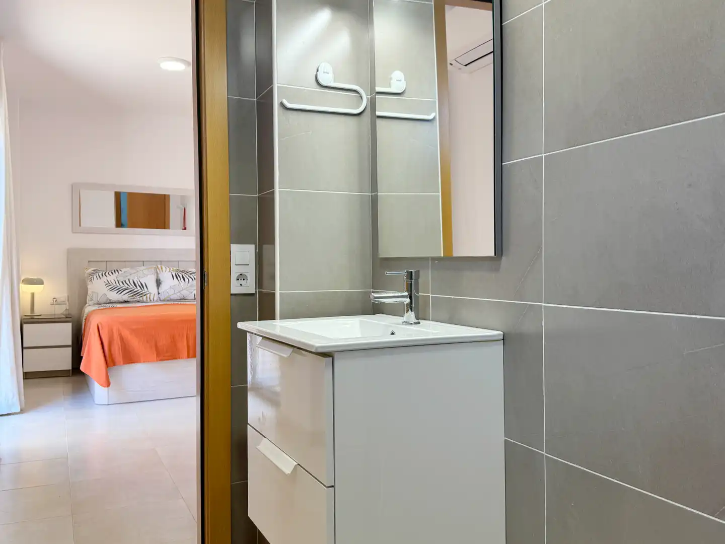 Bany de Apartament en venda en L'Escala amb Aire condicionat, Terrassa i Moblat