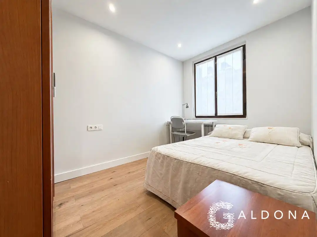 Schlafzimmer von Wohnung zur Miete in Donostia - San Sebastián  mit Heizung, Ofen und Waschmaschine