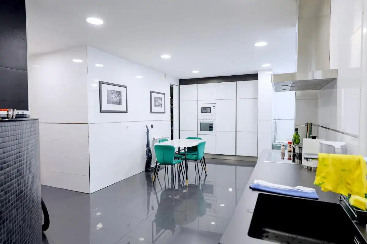 Küche von Wohnung zum Verkauf in Madrid mit Klimaanlage, Heizung und Privatgarten