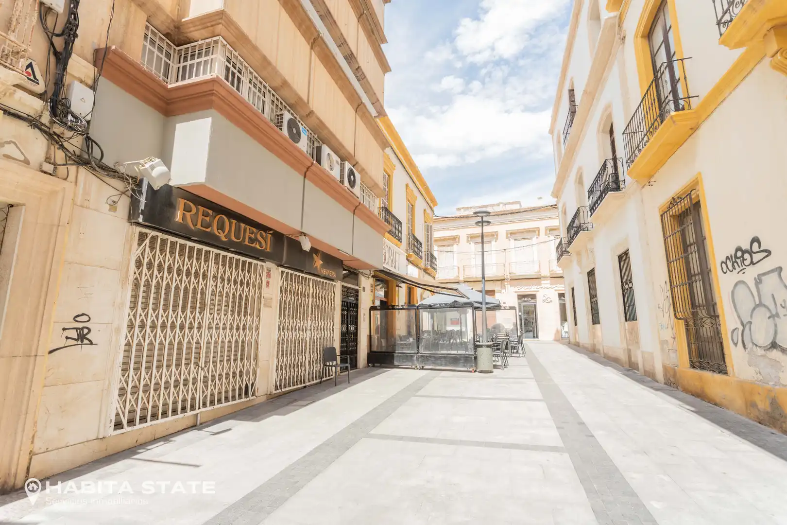 Vista exterior de Edifici en venda en Almería