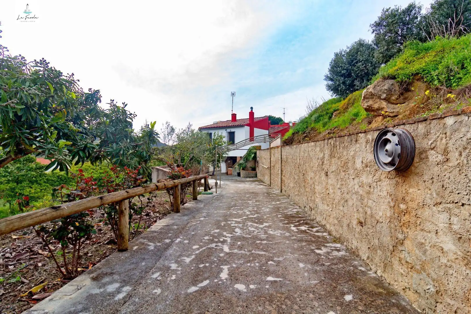 Vista exterior de Casa o xalet en venda en Carratraca amb Aire condicionat, Jardí privat i Terrassa