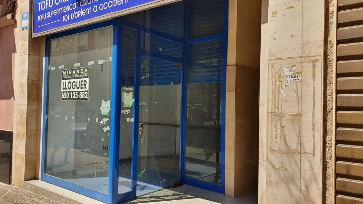 Local comercial de lloguer a Joan Prim 77